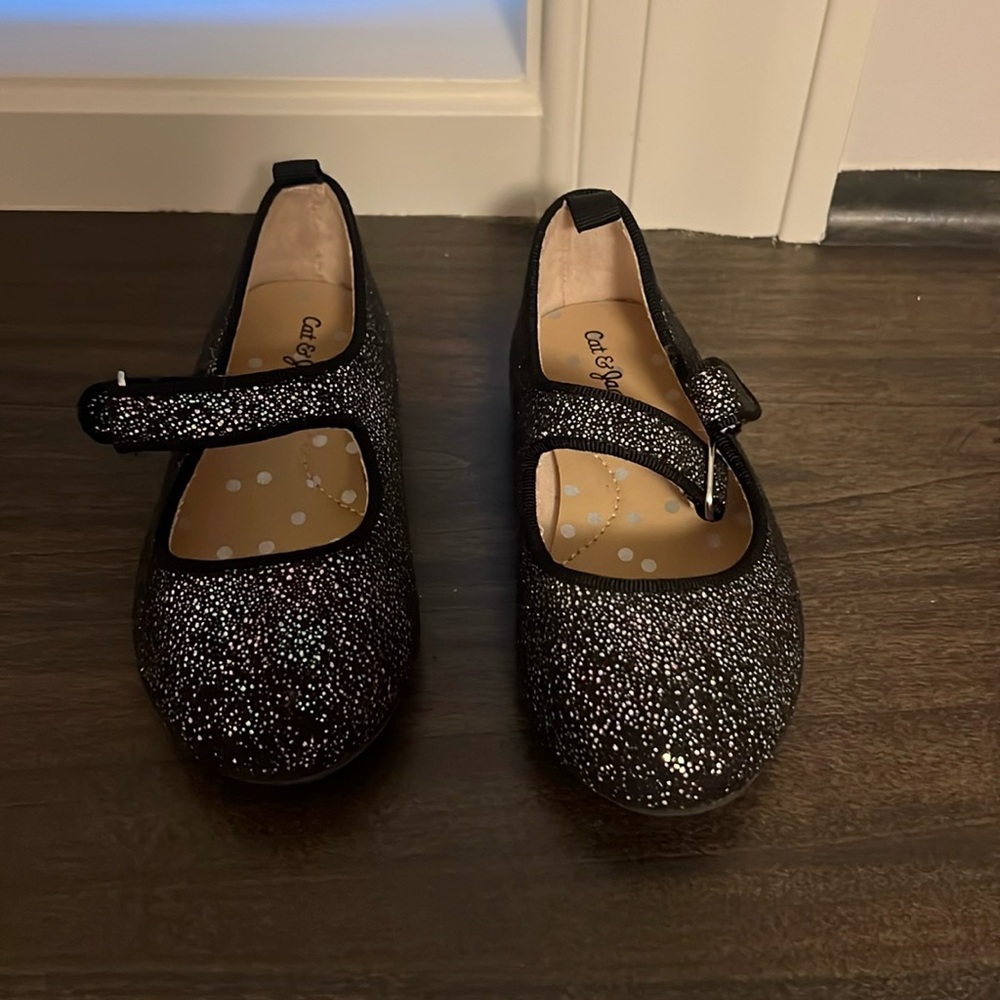 Like new worn twice sz6 Cat &Jack Mary Jane with sparkles